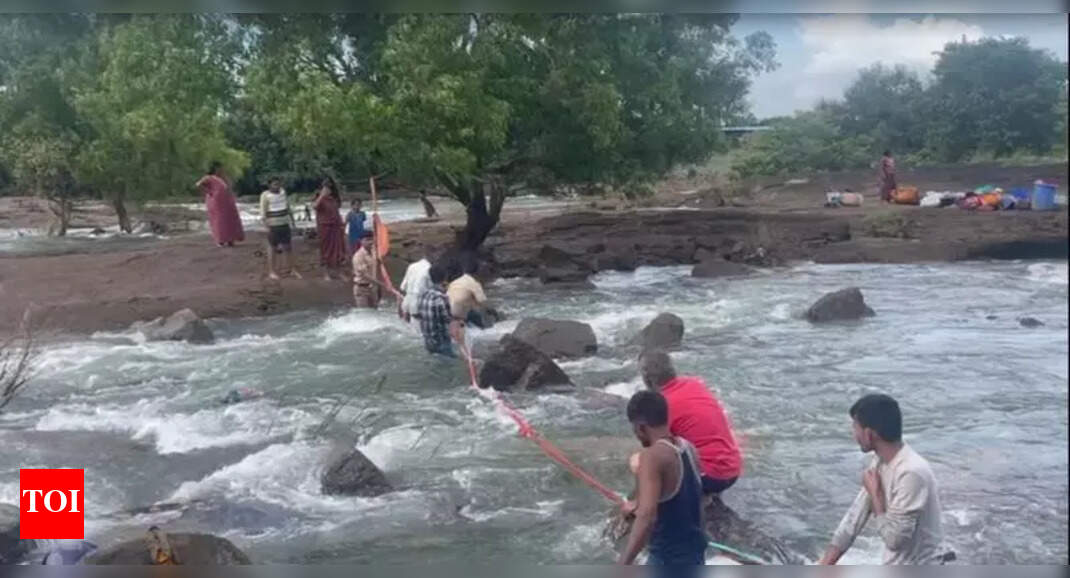 पुण्यातील खडकवासला धरणातून पाणी सोडल्यानंतर पोलिस, फायर ब्रिगेड बचाव 30 मुथात अडकले