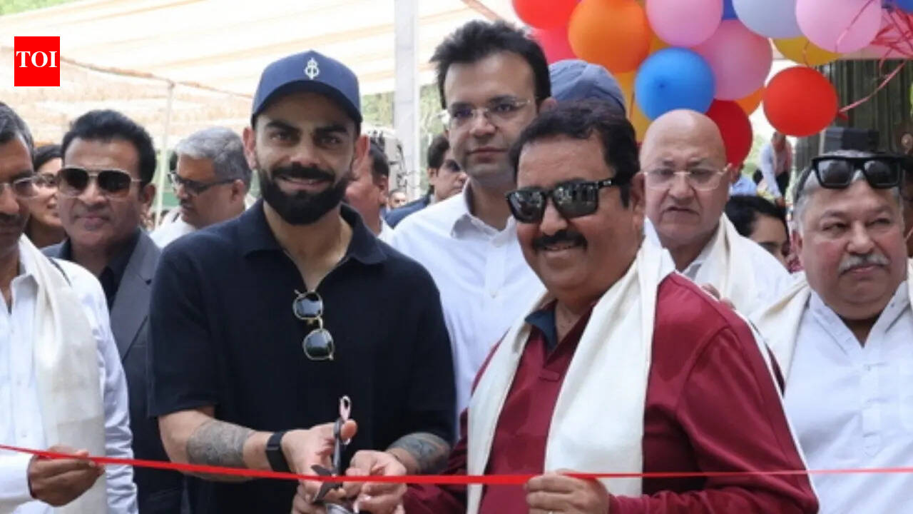 बालपणीचे प्रशिक्षक राजकुमार शर्मा यांच्यासाठी विराट कोहलीचा खास हावभाव मन जिंकतो