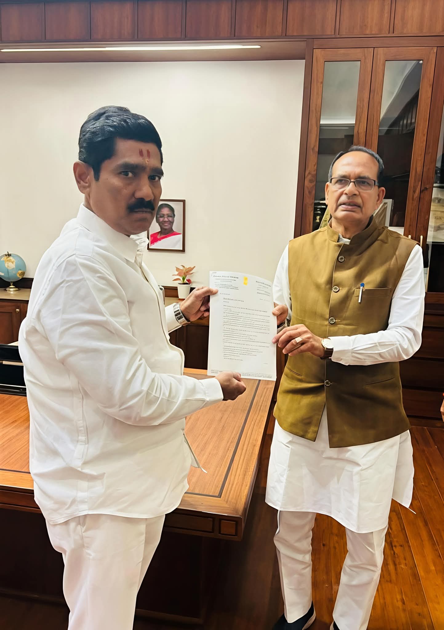 खासदार बजरंग बाप्पा थेट देशाच्या केंद्रीय कृषिमंत्र्यांना भेटले.. बीड जिल्ह्याचा पीकविमा आणि मराठवाड्याचा दुष्काळ