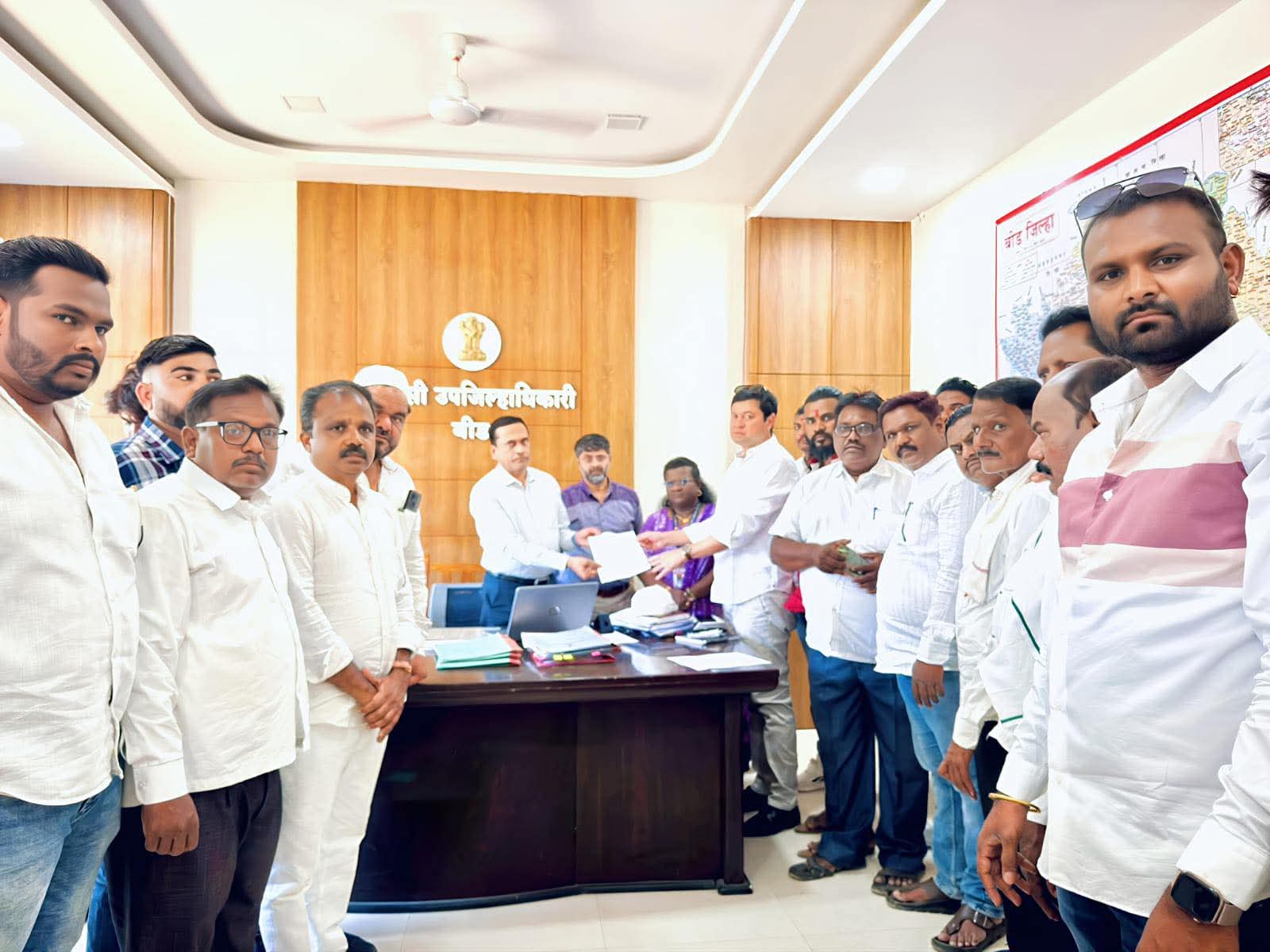 अधिकार्यांवर कार्यवाही करण्यासाठी मा. पप्पूजी कागदे साहेब यांची प्रशासनासोबत बैठक पार पडली …