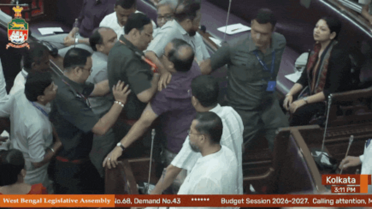 पहा: TMC आमदार कुणाल घोष मार्शल बाहेर, विधानसभेच्या गदारोळानंतर निलंबित